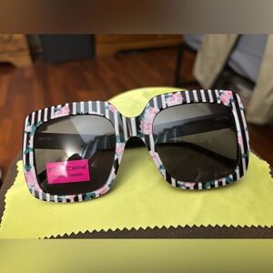 🌸 Betsey Johnson “Bed of Roses” Sunglasses w/ Chantal Thomass Case – NWT